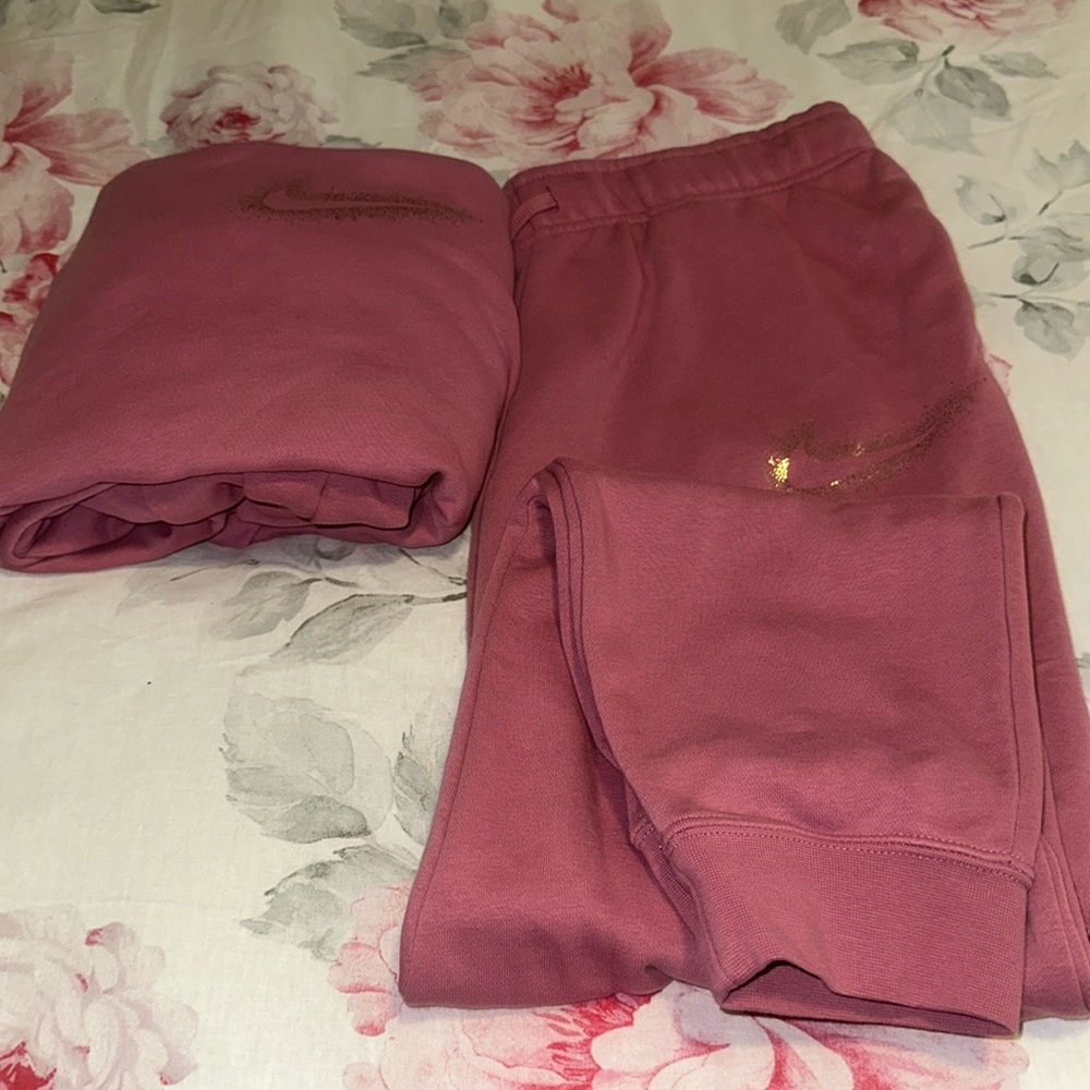 Nike Sportswear Plush Fleece Jogger sweat pant and hoodie.